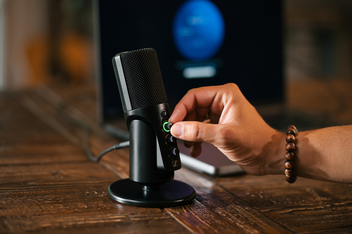 Sennheiser Profile USBを机で使っている公式使用イメージ