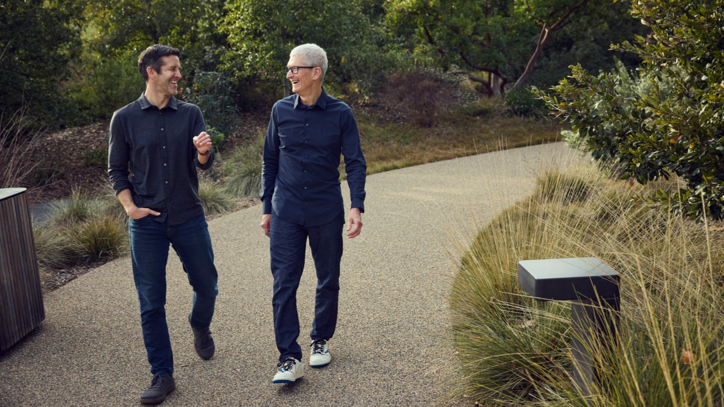 Apple Parkで撮影されたTim CookとJohn Ternus